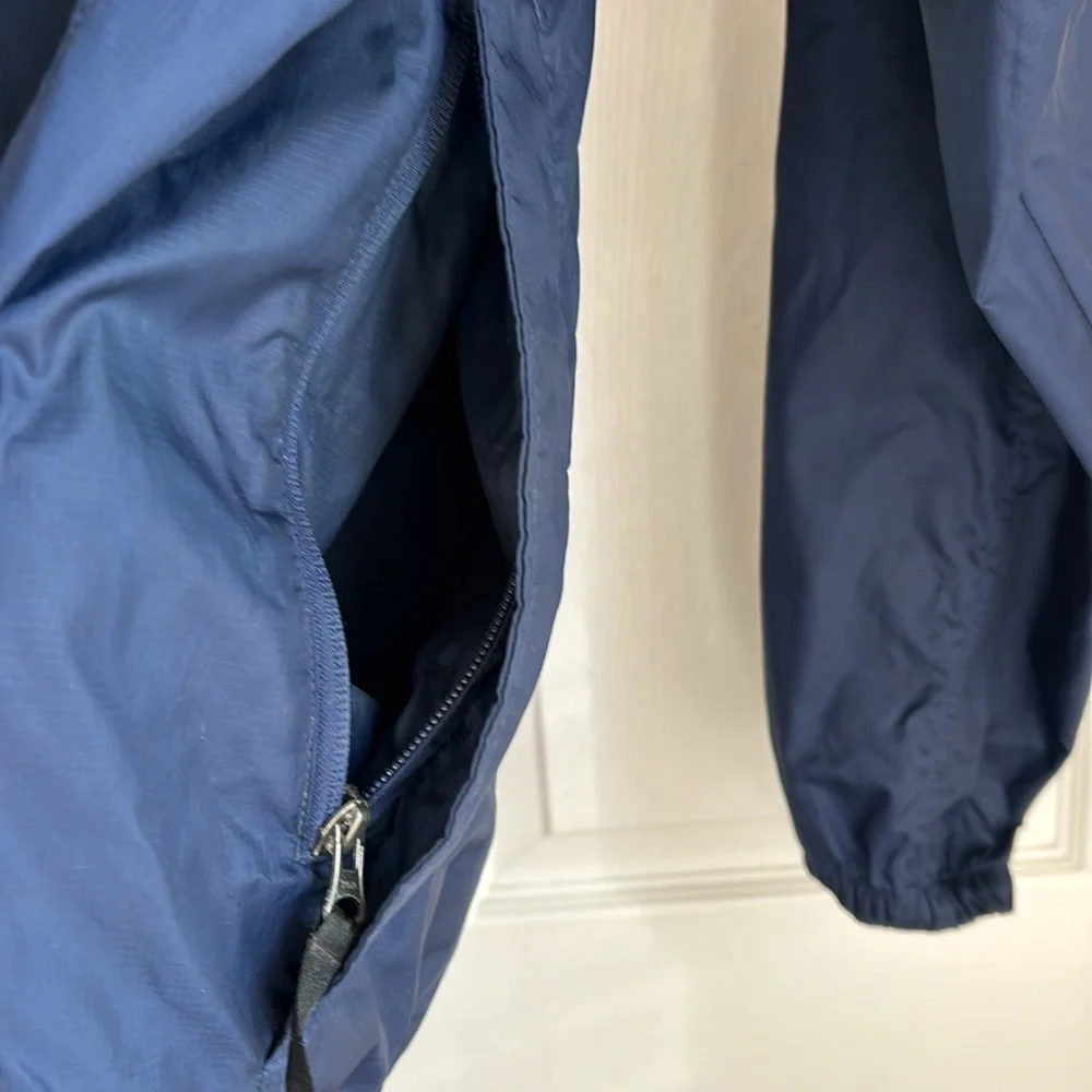 LL BEAN Men’s size XXL Nylon navy blue zip up windbreaker with Roll up hood